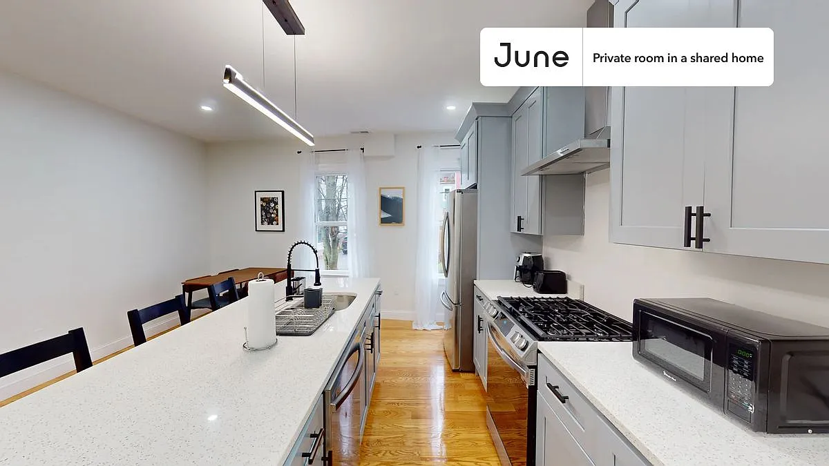 Full bedroom in 4 bed/2 bath home in Fort Hill #990 D — Photo 4