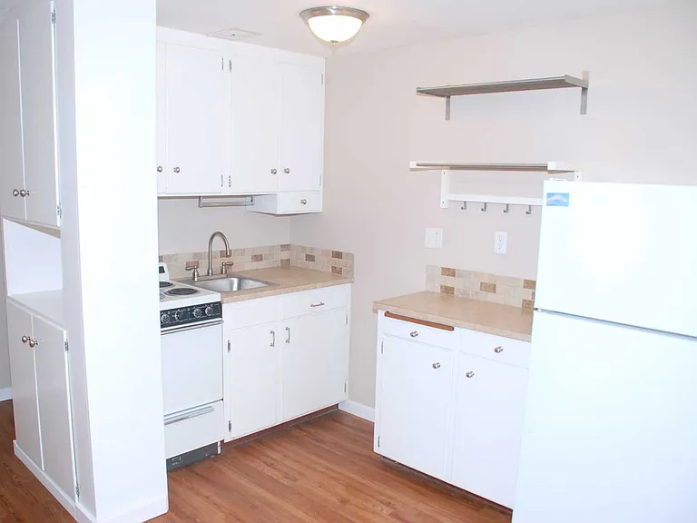 320 Valley St — Photo 2