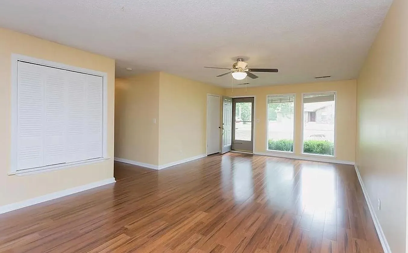 3 bed, 1.5 bath, 1308 sqft, $1,600 — Photo 3