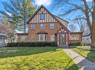 910 Pinecrest Ave SE, East Grand Rapids, MI 49506