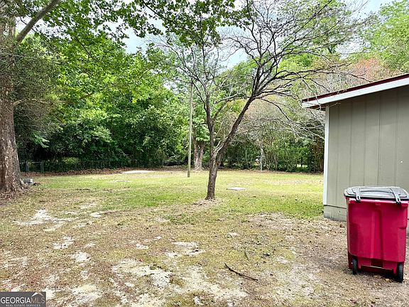 3rd image of 528 Karen Dr
