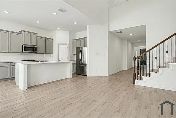 4 bed, 3278 sqft, $3,000 — Photo 2