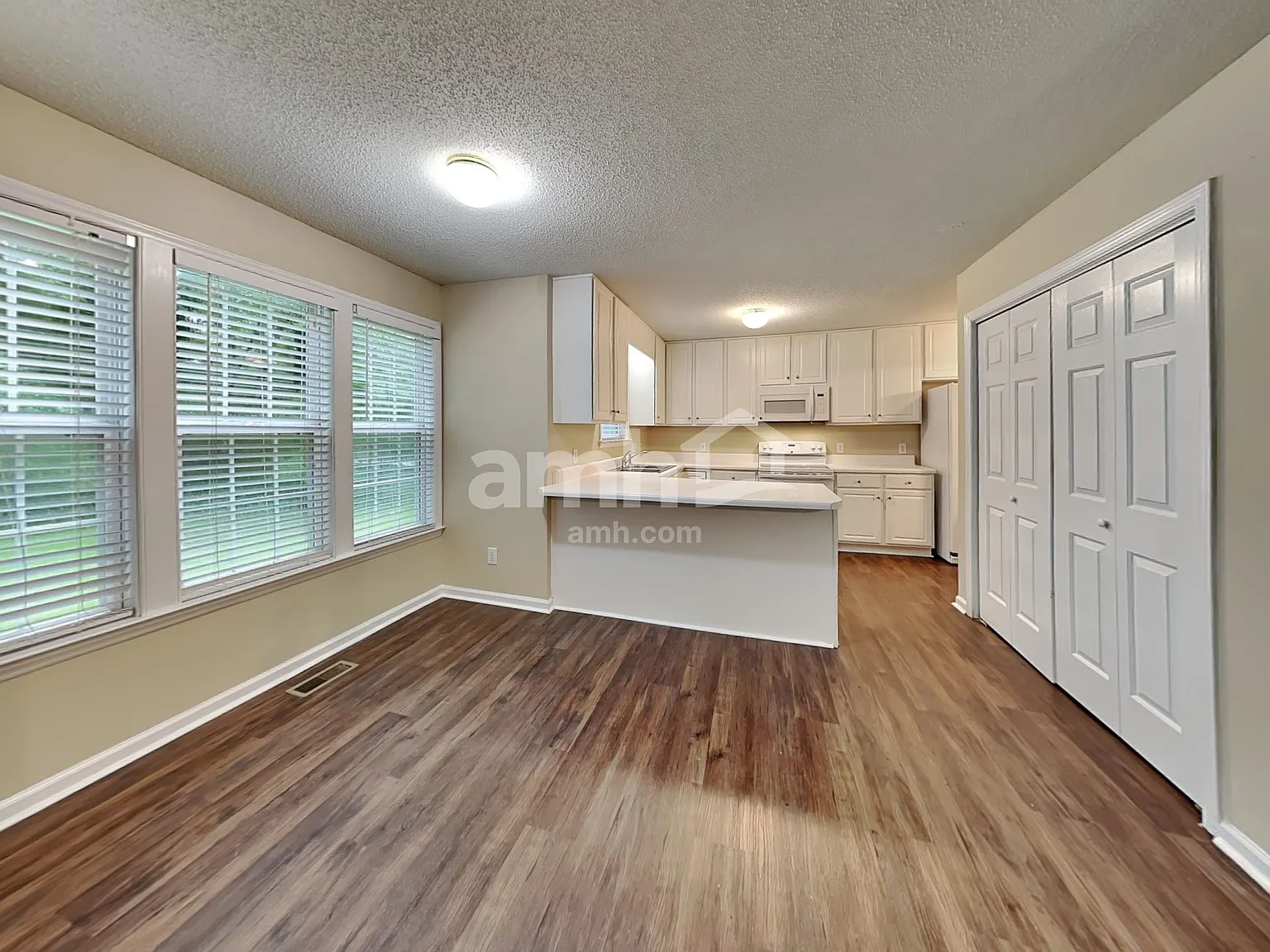 3 bed, 2.5 bath, 1605 sqft, $1,905 — Photo 4