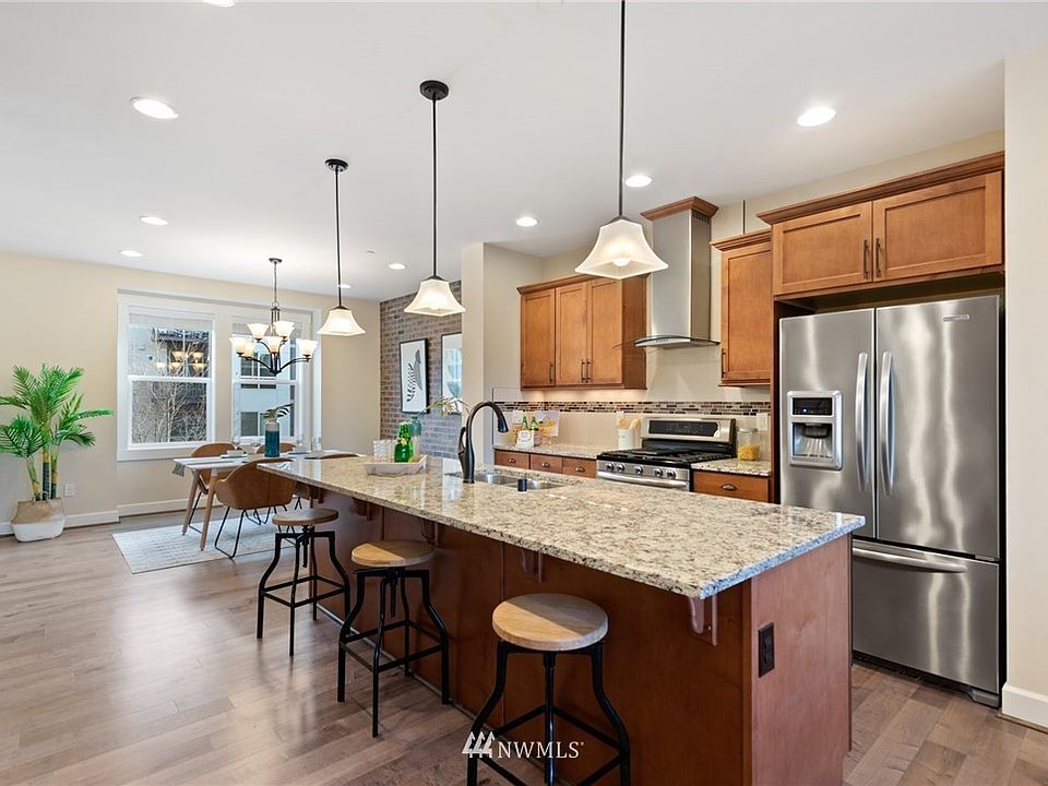 1st image of 1083 10th Ave NE #0