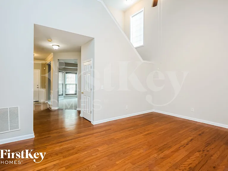 2410 Kirkstone Dr — Photo 2