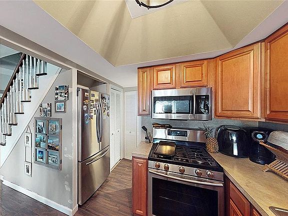 2nd image of 10A Greentree Ln