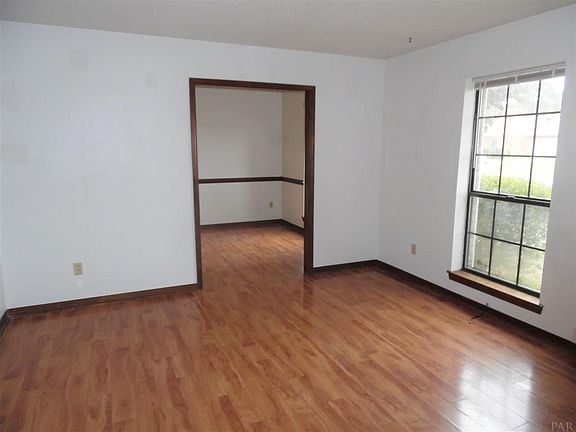 3rd image of 516 Briarwood Dr