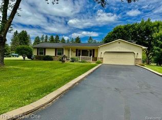 9409 Hamburg Rd, Brighton, MI 48116