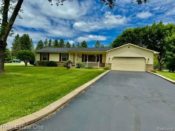 9409 Hamburg Rd, Brighton, MI 48116