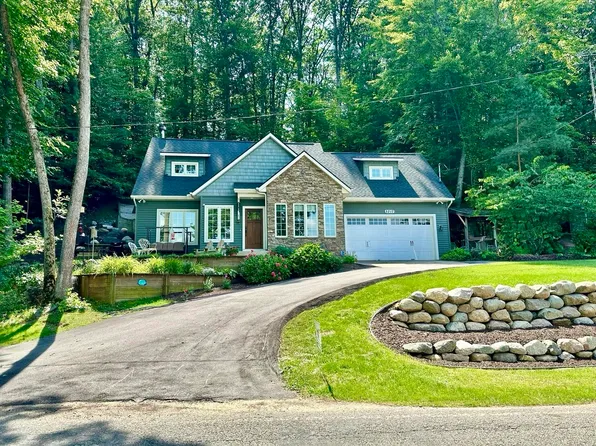 5217 S Centerline Rd, Newaygo, MI 49337