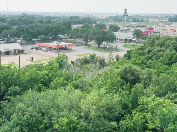 72 N Kessler Ave, Schulenburg, TX 78956