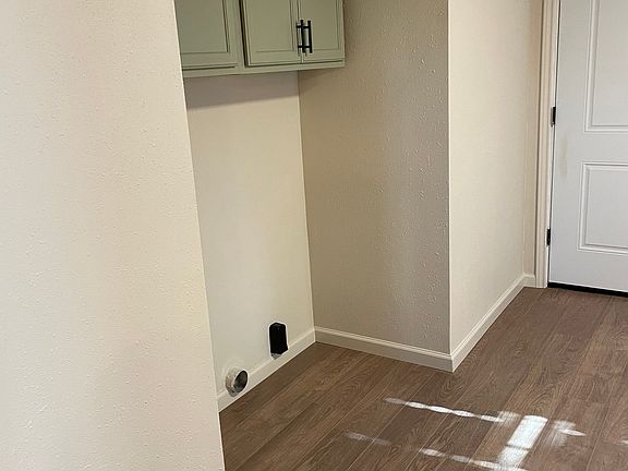 WASHER / DRYER HOOKUPS