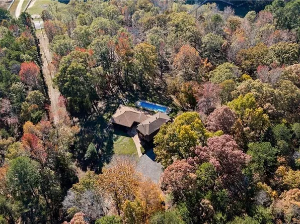 12745 Sanford Ln, Northport, AL 35473