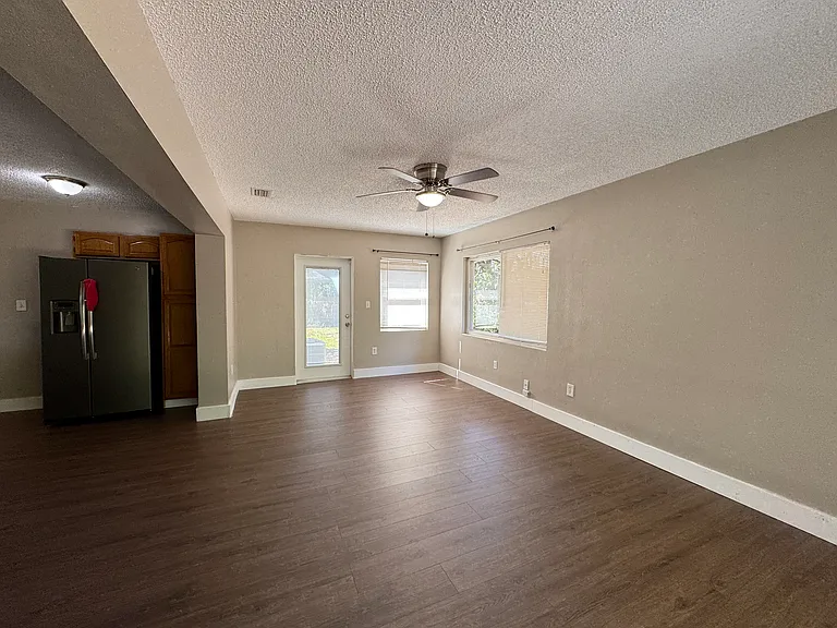 310 Longwood Dr — Photo 12