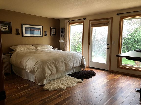 2nd image of 5626 Glenmore Dr SE