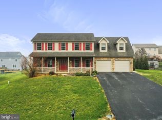 221 Cresthaven Dr, Fayetteville, PA 17222