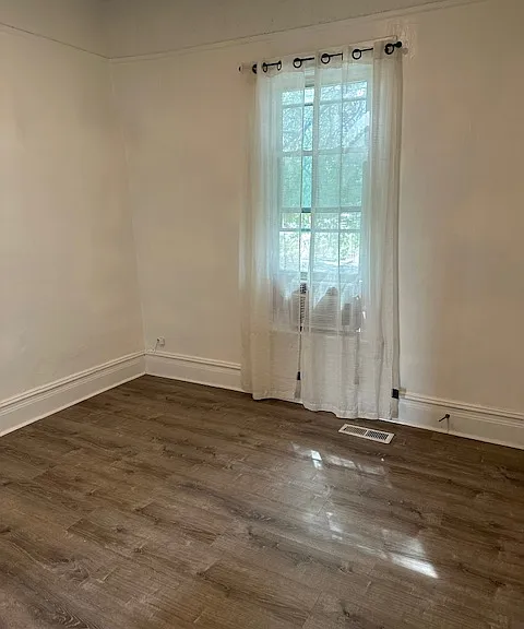 Tall ceilings in all rooms