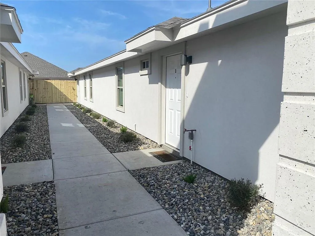 3 bed, 2.0 bath, 987 sqft, $1,100 — Photo 2