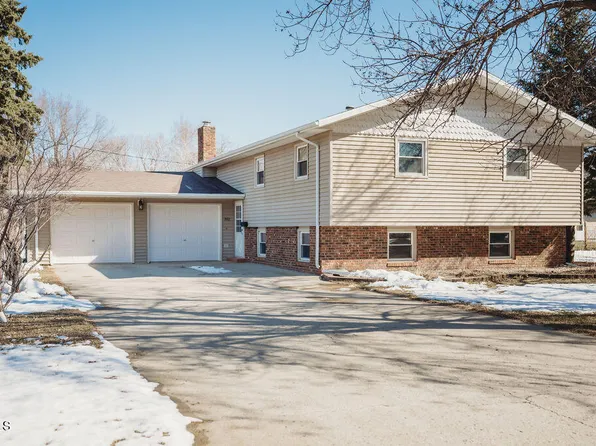 702 9th St NW, Jamestown, ND 58401