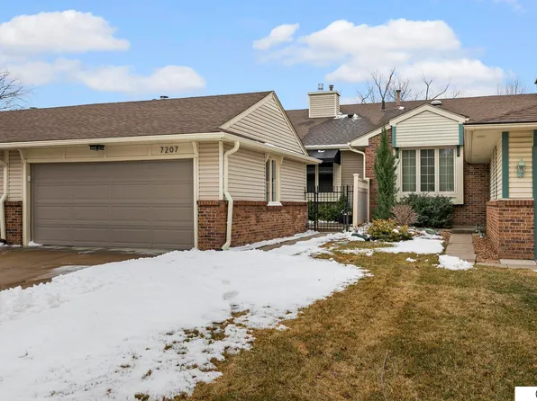 7207 Grand Oaks Dr, Lincoln, NE 68516
