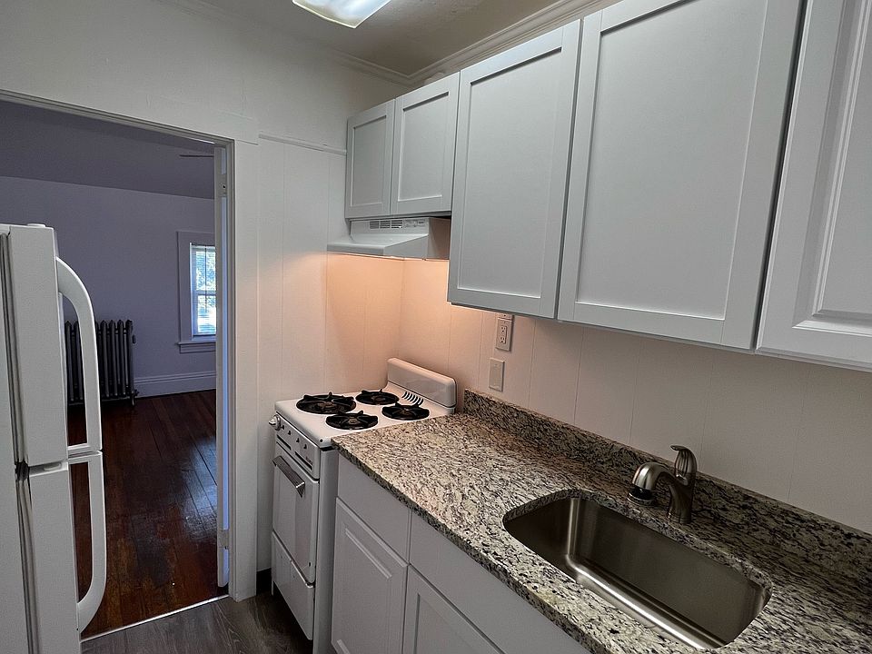 15 MIDDLE ST 2NDFLR 1B/1B H+HWINCLUDED DECK YARD PETSOK LAUNDRY PRKG