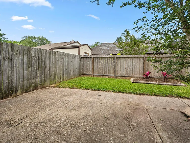 1915 Creek Valley Ln — Photo 23
