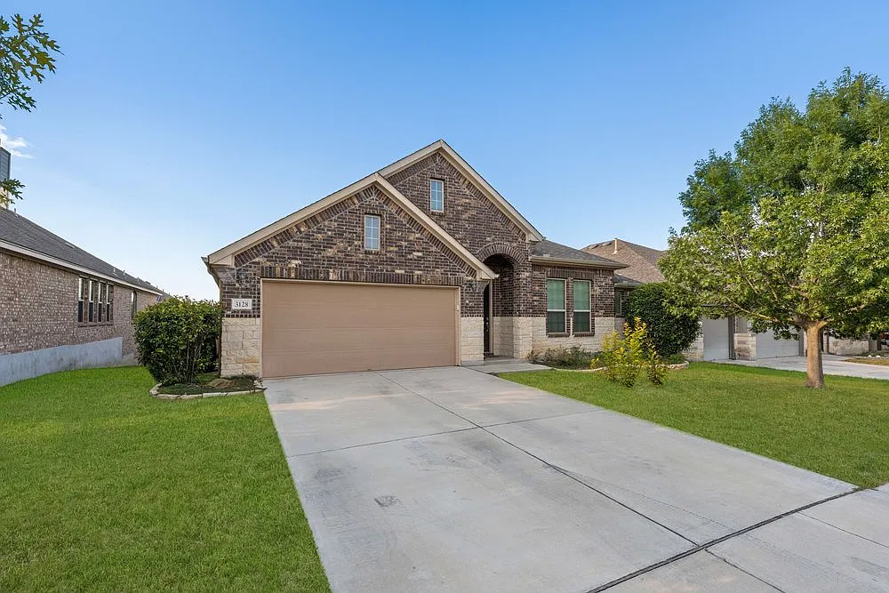 Spacious 4-Bed Home with Modern Upgrades, Private Yard & Community Pool in New Braunfels — Photo 2