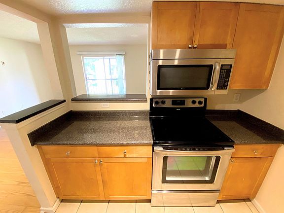 5th image of 190 Lewfield Cir