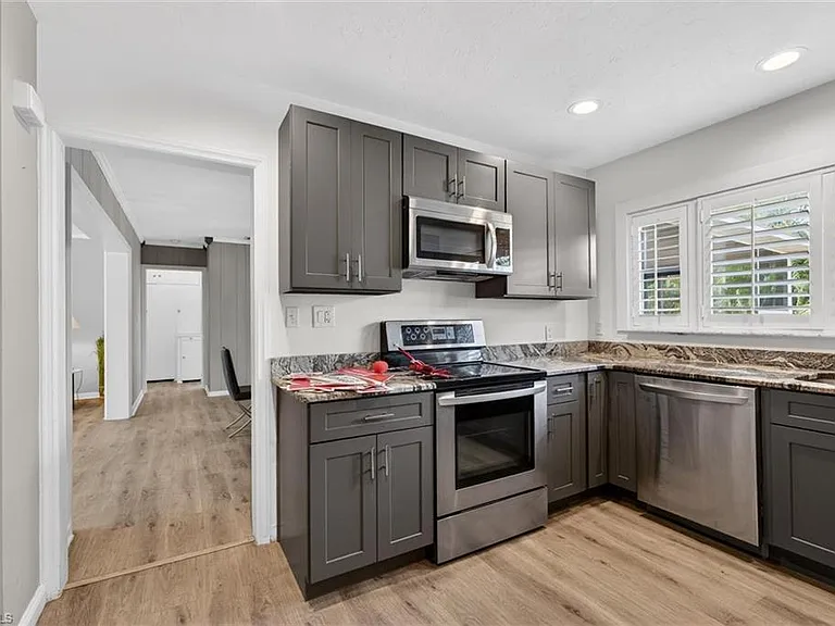 1420 Maravilla Ave — Photo 22