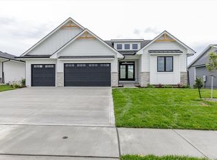 1118 Clearview Cir, Pella, IA 50219