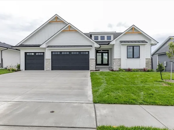 1118 Clearview Cir, Pella, IA 50219