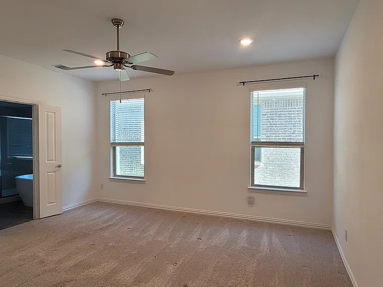 913 Rosebay Dr — Photo 14