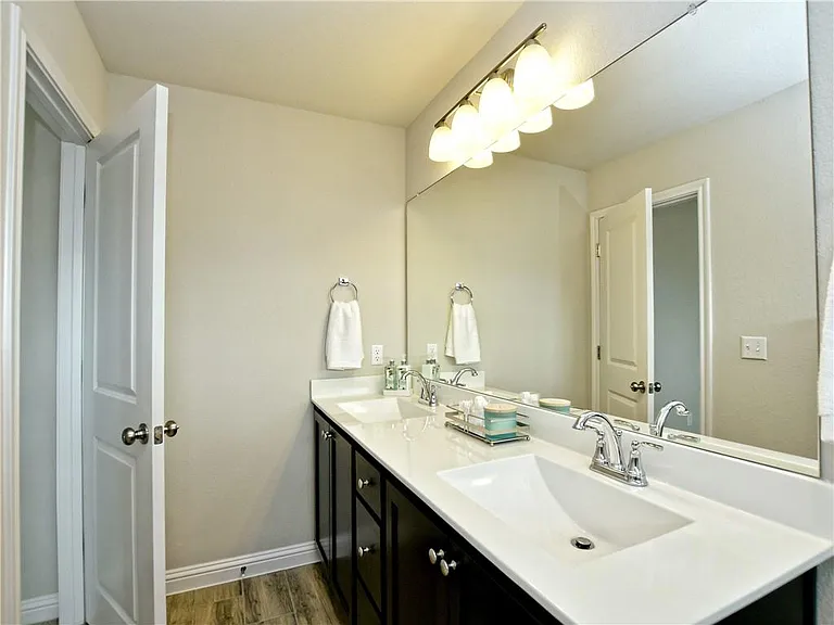 8205 Cottage Rose Dr — Photo 44