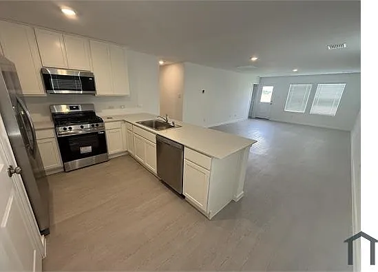 4 bed, 1951 sqft, $3,400 — Photo 2
