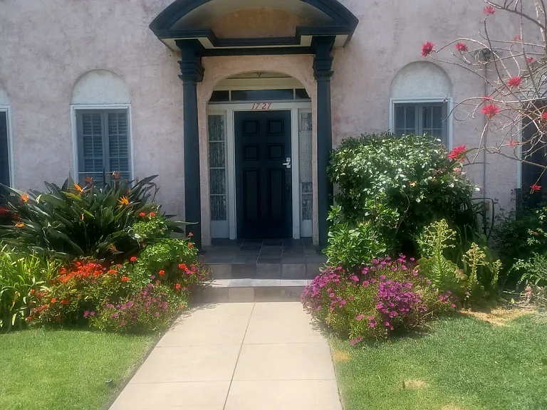 1727 N Alexandria Ave — Photo 1