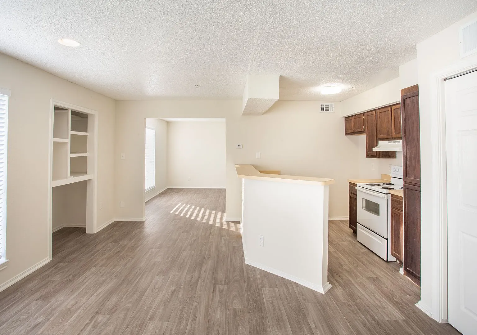 4915 Gaston Lofts — Photo 2