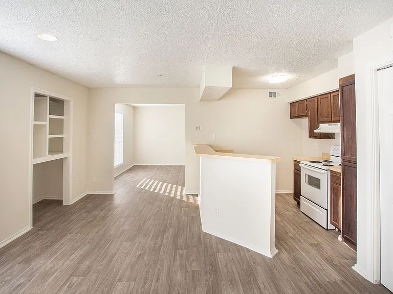 4915 Gaston Lofts — Photo 2
