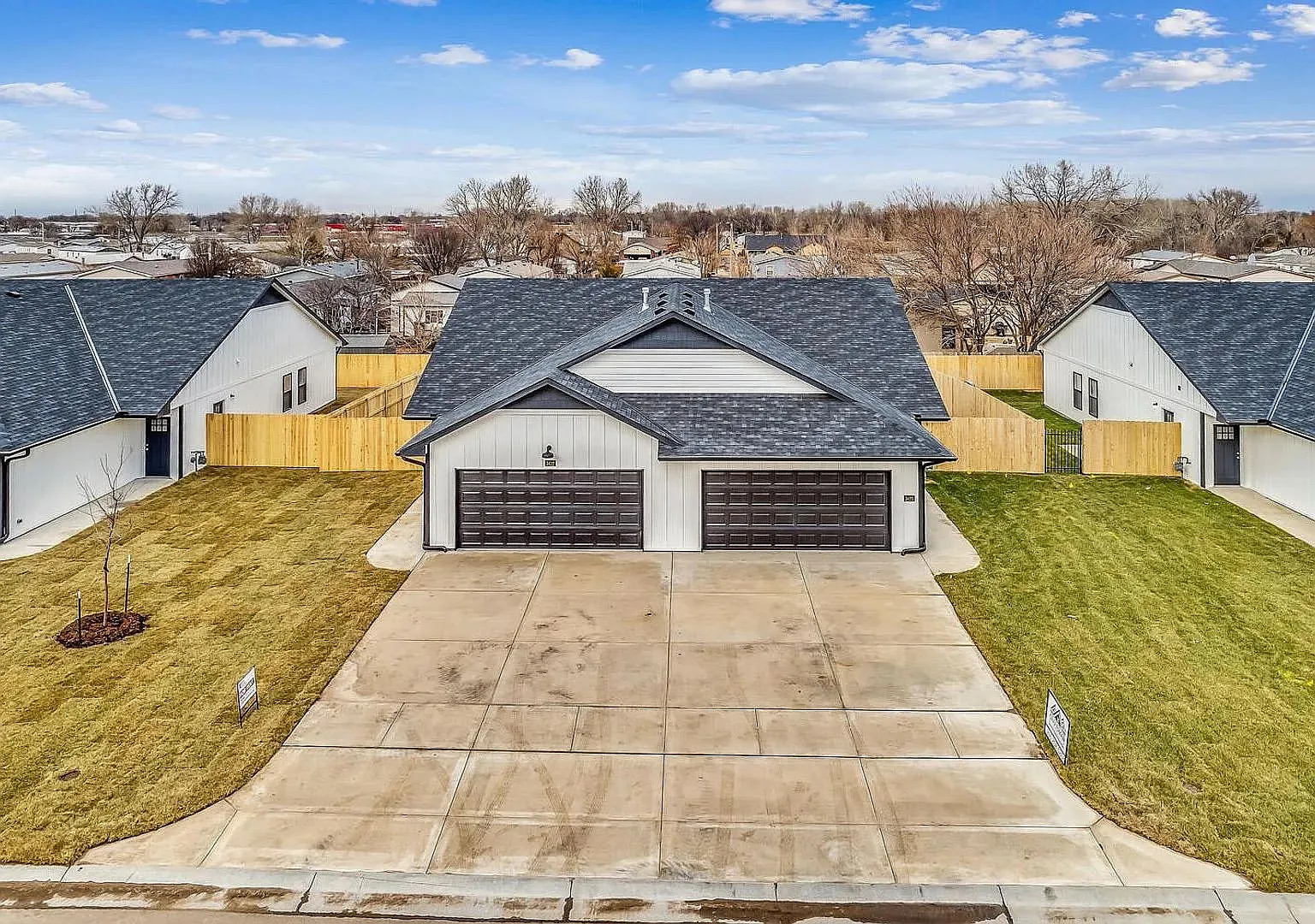 Beautiful 3 Bedroom 2 Bathroom Townhome — Photo 1