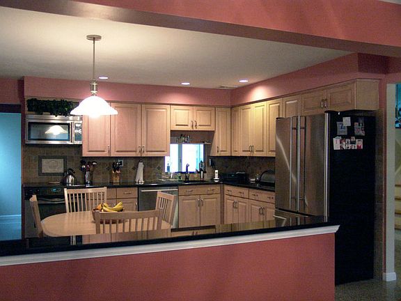 4th image of 577 Gifford Ave