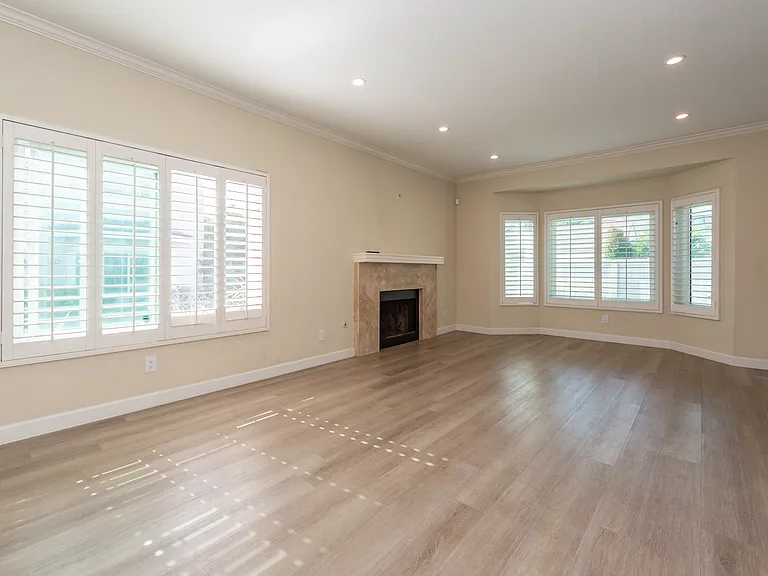 166 Greenmoor — Photo 4