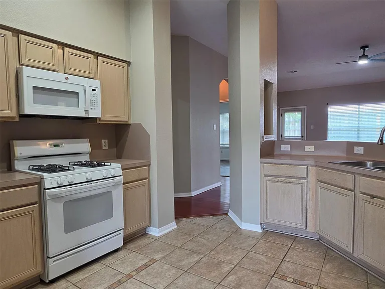 7002 Plaza Del Sol Dr #D — Photo 3
