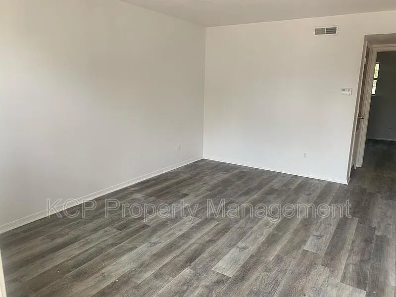 1 bed, 1.0 bath, 1000 sqft, $595 — Photo 2