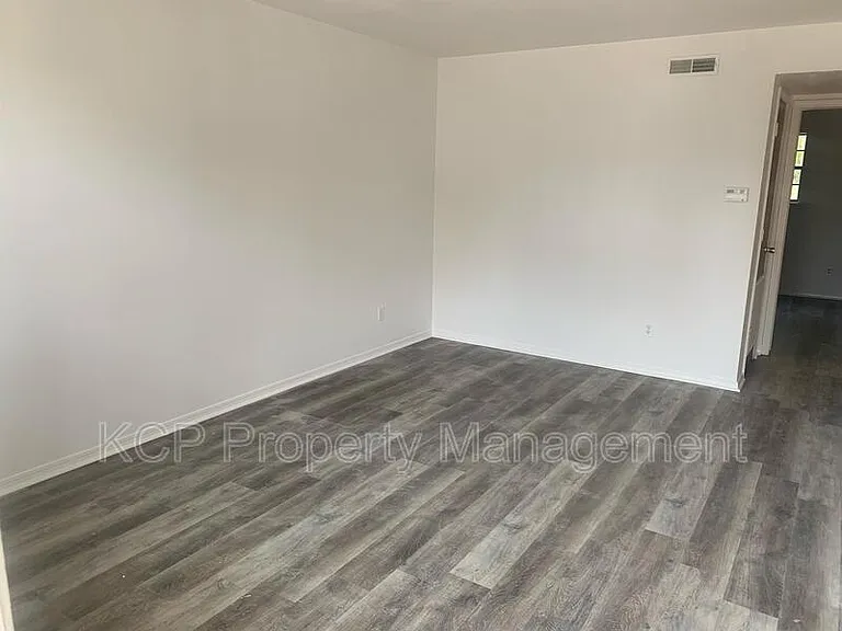340 W Dogwood St #3 — Photo 2