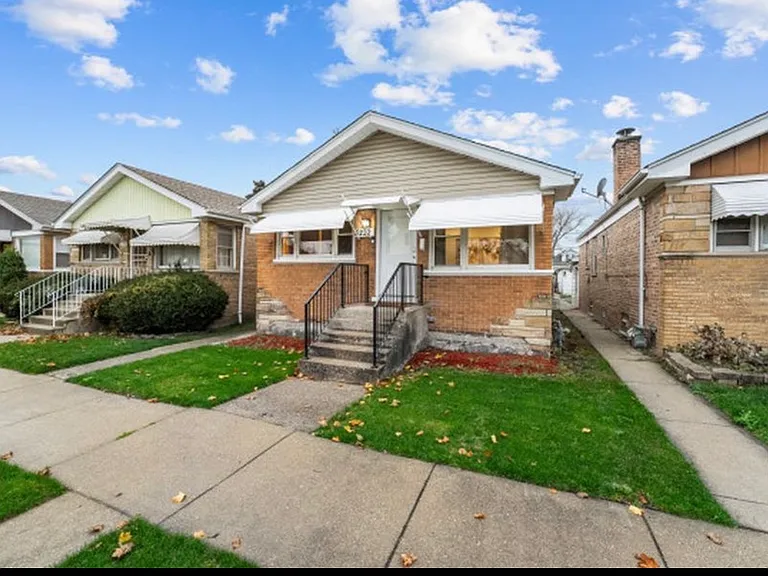 3222 S 52nd Ct — Photo 1