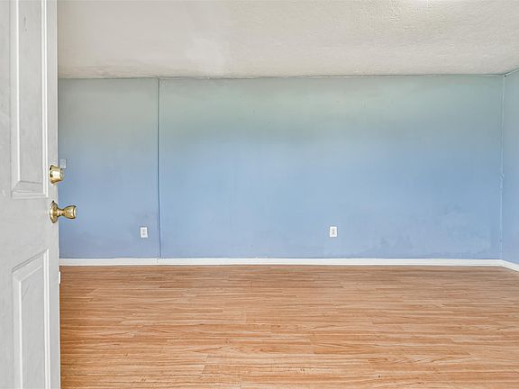 4th image of 639 E Saint Charles Dr