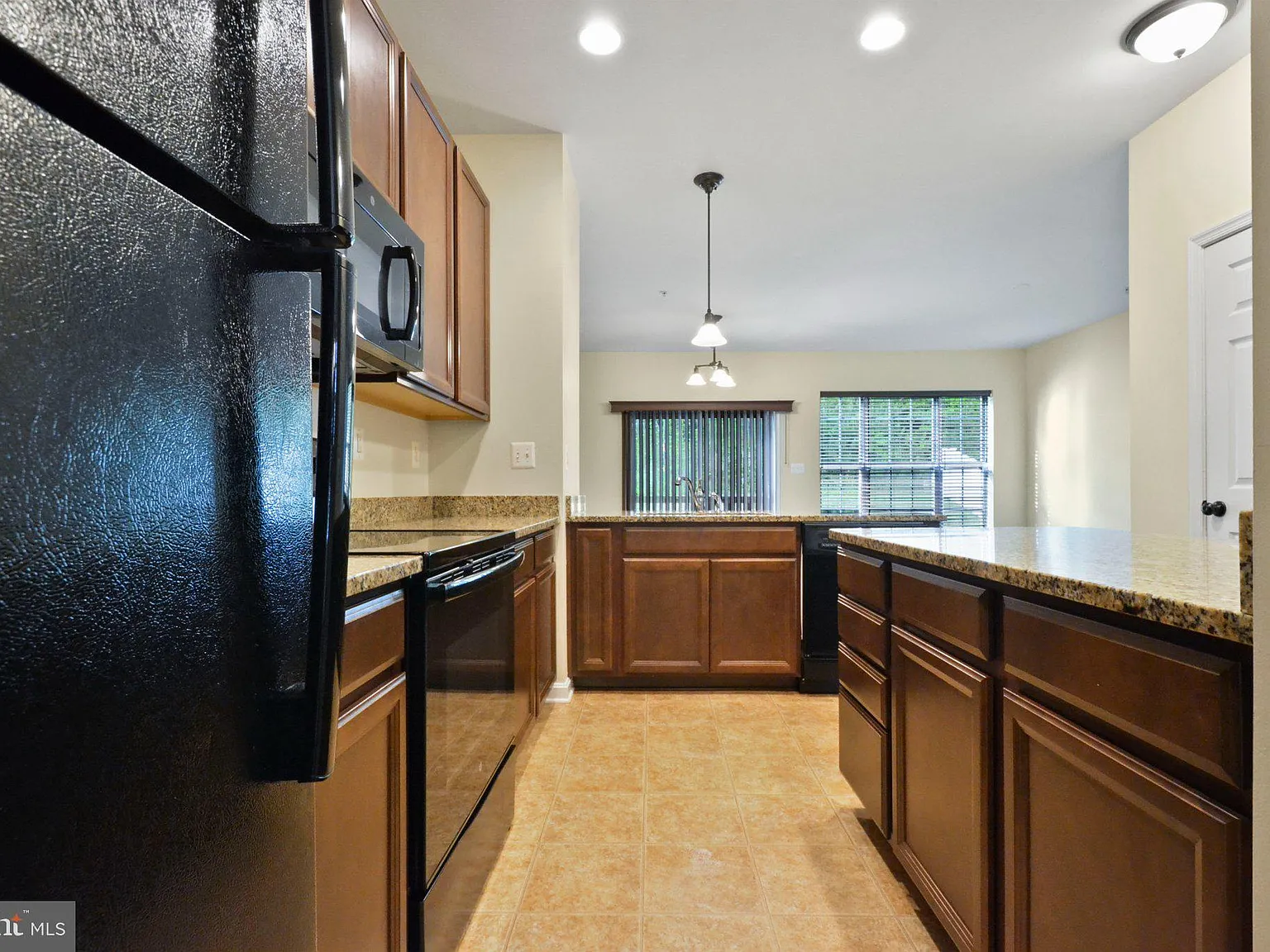 3 bed, 3.5 bath, 2096 sqft, $2,500 — Photo 4