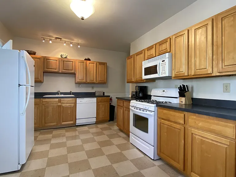 1146 Memorial Ave — Photo 7