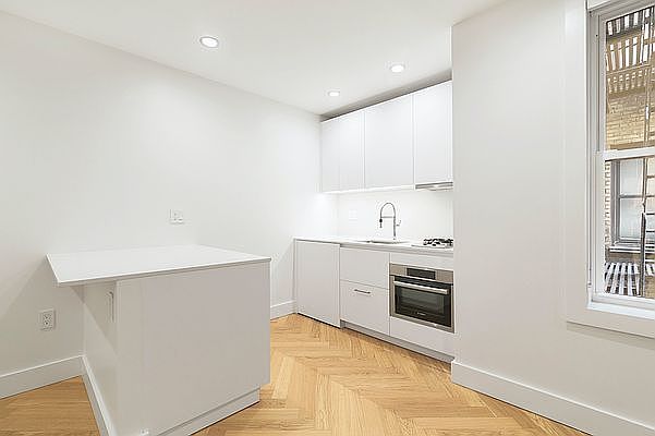 1st image of 220 W 24th St APT 3u