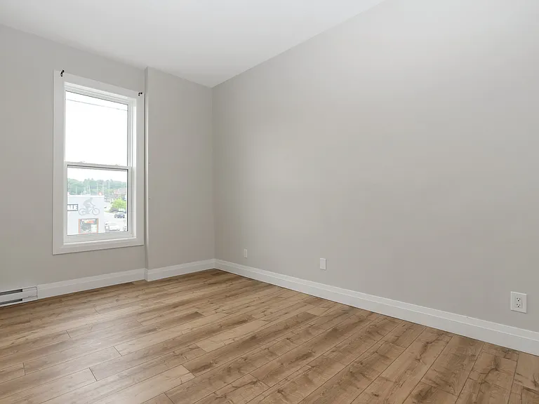 523 Bay St — Photo 17