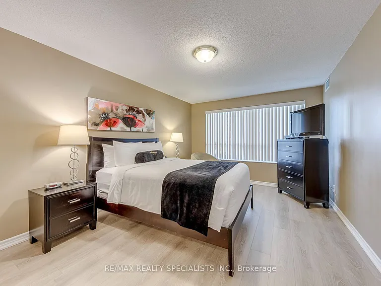 25 Kingsbridge Garden Cir W #924 — Photo 36